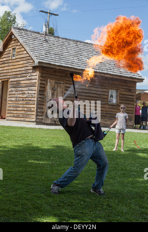 Feuerspeienden Unterhaltung am Mittelalterfest, Bundesstaat New York, Montgomery County Stockfoto
