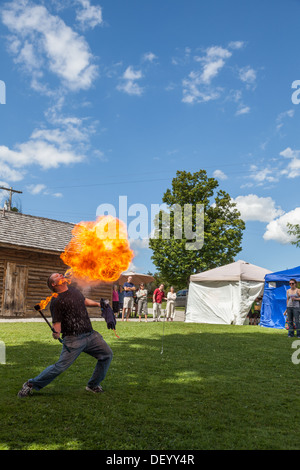 Feuerspeienden Unterhaltung am Mittelalterfest, Bundesstaat New York, Montgomery County Stockfoto