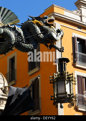 Drachen Skulptur auf Casa Bruno Quadros, Las Ramblas, Barcelona, Katalonien, Spanien, Europa Stockfoto