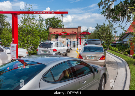 Autos aufgereiht zwei breiten an der Chick-Fil-a Fast-Food-Restaurant in Ocala, Florida zur Unterstützung der christlichen Werte Stockfoto