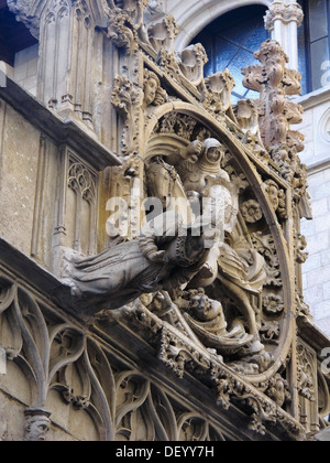 Skulpturen an der Fassade der Kathedrale Kathedrale des Heiligen Kreuzes und Santa Eulalia, Barcelona, Spanien, Europa Stockfoto