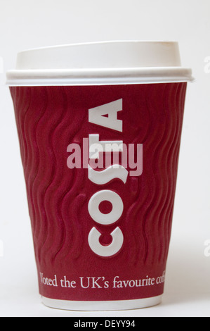 Costa Coffee Einweg-Pappbecher mit einem Kunststoffdeckel und den Namen Costa prominent auf der Seite gedruckt. Stockfoto