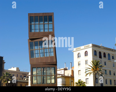 'L´Estel Ferit' oder 'Die Verwundeten Star', Skulptur von Rebecca Horn am Strand von Barceloneta, vom Passeig Maritim De La aus gesehen Stockfoto