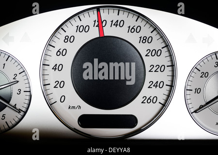 Autospeedometer mit 120 km/h, Geschwindigkeitsbegrenzung, Autotacho Bei 120 km/h, Tempolimit Stockfoto