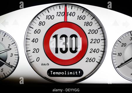 Autospeedometer mit 130 km/h Geschwindigkeitsbegrenzung auf Autobahnen, Autotacho Bei 130 km/h, Tempolimit Auf Autobahnen Stockfoto