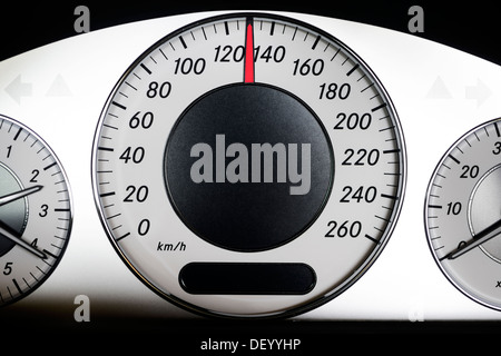 Autospeedometer mit 130 km/h, Geschwindigkeitsbegrenzung, Autotacho Bei 130 km/h, Tempolimit Stockfoto