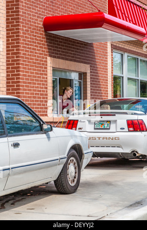 Autos auf der Fahrt durch Fenster an der Chick-Fil-a Fast-Food-Restaurant in Ocala, Florida zur Unterstützung der christlichen Werte Stockfoto