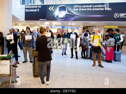 Eingehende Luft Flugreisenden bei Ankunft, Terminal 3 drei Heathrow Flughafen London UK Stockfoto