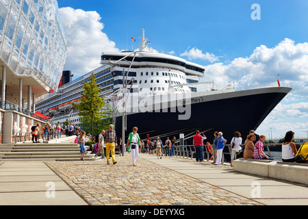 Kreuzfahrt Schiff Queen Mary 2 in das Kreuzfahrtterminal in der Hafen City Hamburg, Deutschland, Europa, Kreuzfahrtschiff Queen Mary 2 ein Stockfoto