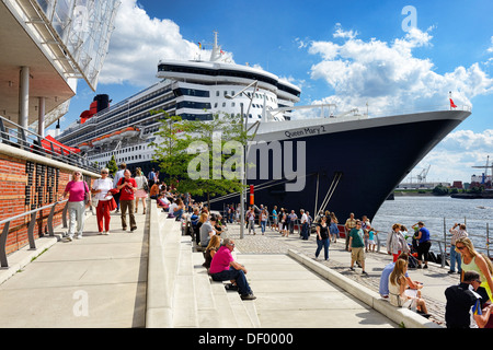 Kreuzfahrt Schiff Queen Mary 2 in das Kreuzfahrtterminal in der Hafen City Hamburg, Deutschland, Europa, Kreuzfahrtschiff Queen Mary 2 ein Stockfoto