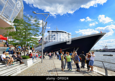 Kreuzfahrt Schiff Queen Mary 2 in das Kreuzfahrtterminal in der Hafen City Hamburg, Deutschland, Europa, Kreuzfahrtschiff Queen Mary 2 ein Stockfoto