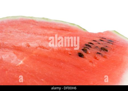 Wassermelone Textur in weiß mit einem niedrigen Winkel-Blick auf eine frisch geschnittenen Früchten zeigt das süße wässrige rosa Fruchtfleisch Stockfoto