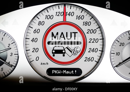 Autospeedometer mit Maut-Schild, Passagier-Pkw-Maut, Autotacho Mit Maut-Schild, PKW-Maut Stockfoto