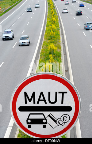 Autobahn mit Pkw Maut Autokennzeichen, Fotomontage, Autobahn Mit PKW-Maut-Schild, Fotomontage Stockfoto