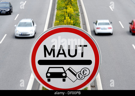 Autobahn mit Pkw Maut Autokennzeichen, Fotomontage, Autobahn Mit PKW-Maut-Schild, Fotomontage Stockfoto