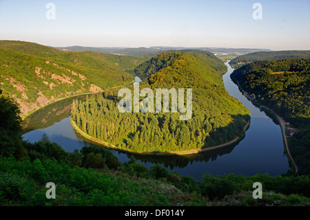 Sinuosity des Flusses Saar vom Aussichtspunkt Cloef bei Orscholz, Mettlach, Saarland Stockfoto