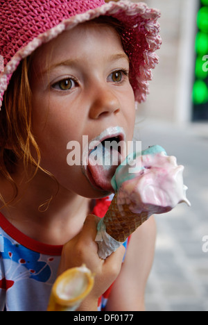 Kind im Sommer Eis essen Stockfoto