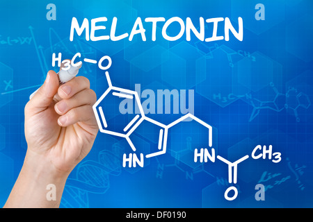 Hand mit Federzeichnung die chemische Formel von melatonin Stockfoto