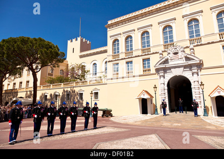 Fürstliche Wachablösung vor dem Fürstenpalast in Le Rocher, Fürstentum Monaco, Europa Stockfoto