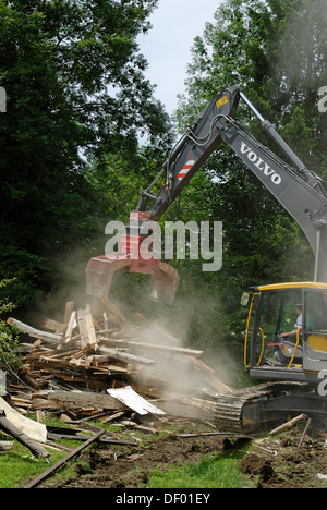 Abbrucharbeiten mit Bagger, Rückbau eines Gebäudes, Abriss eines Hauses Stockfoto