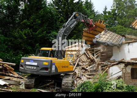 Abbrucharbeiten mit Bagger, Rückbau eines Gebäudes, Abriss eines Hauses Stockfoto