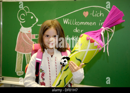 Erstklässler an ihrem ersten Tag in der Schule vor der Tafel Stockfoto