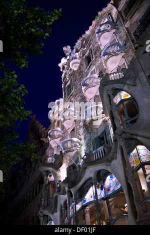 Casa Batlló in der Nacht, gestaltetes Gebäude von Antoni Gaudí, 1904-1906, Passeig de Gràcia, Barcelona, Katalonien, Spanien, Europa Stockfoto