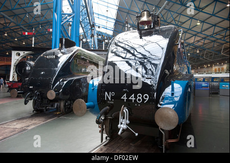 Zwei London North Eastern Railway (LNER) A4 Klasse Dampflokomotiven auf der Drehscheibe im National Railway Museum, York Stockfoto