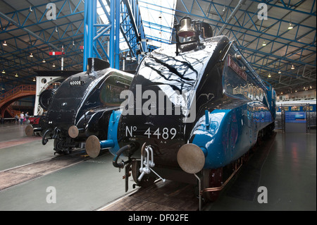Zwei London North Eastern Railway (LNER) A4 Klasse Dampflokomotiven auf der Drehscheibe im National Railway Museum, York Stockfoto