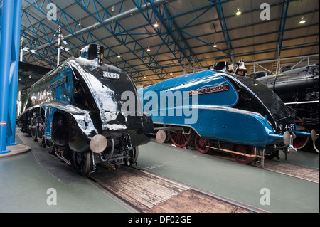 Zwei London North Eastern Railway (LNER) A4 Klasse Dampflokomotiven auf der Drehscheibe im National Railway Museum, York Stockfoto