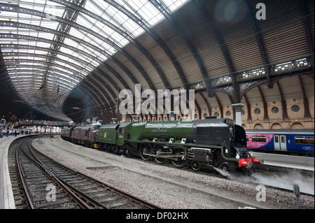 Ein LMS "Krönung" Klasse Dampf Lok Nummer 46233 "Herzogin von Sutherland" am Bahnhof von York Stockfoto