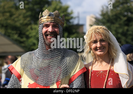 Mann verkleidet als König Robert the Bruce und eine Frau in den weiblichen Stil der Zeit gekleidet Stockfoto