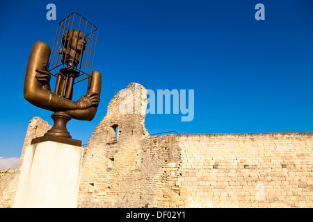 Moderne Skulptur auf der Burg von Marquis de Sade, Dorf Lacoste, Vaucluse, Provence, Frankreich, Europa Stockfoto