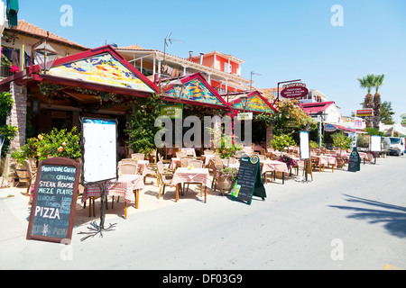 Tische und Stühle im freien Panorama-Taverne-Restaurant in Nidri Nydri Lefkada Lefkas griechischen Insel Griechenland Stockfoto