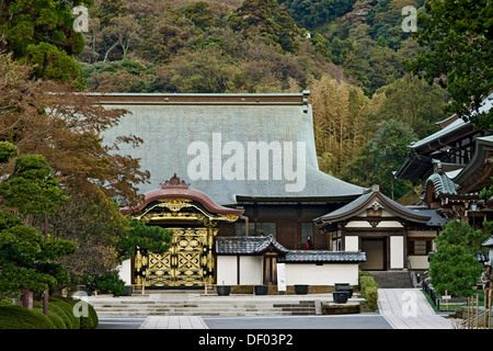 Kencho-Ji-Tempel, Kamakura, Japan. Karamon (China Gate) und Hojo (Main Hall). Stockfoto