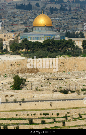 Blick vom Ölberg über den jüdischen Friedhof auf der Felsendom auf dem Tempelberg in der Altstadt von Jerusalem Stockfoto