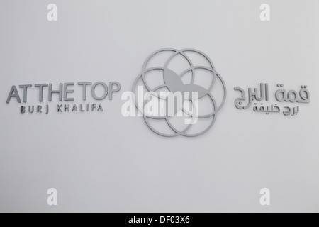 Logo von der Aussichtsplattform AT THE TOP auf der 124. Etage in einer Höhe von ca. 500m im Burj Khalifa Stockfoto