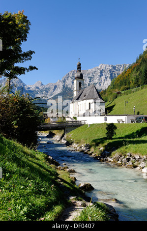 Pfarrei Kirche des Hl. Sebastian und die Ramsau-Fluss vor der Reiteralpe oder Reiter Alm Berge, Ramsau Stockfoto