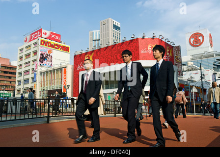 Büroangestellte, Gehaltsempfänger, zu Fuß in die Stadt Yokohama, Präfektur Kanagawa, Japan. Stockfoto