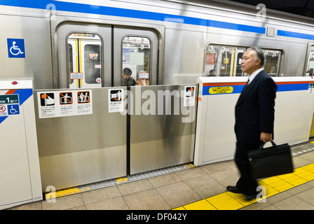 U-Bahn-Bahnsteig Suidobashi, Tokio, Japan, hat Schutztüren, die sich öffnen, nur wenn Zug ankommt. Stockfoto