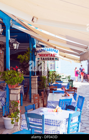 Tische und Stühle vor typischen Taverne Restaurant in Ag Agios Agios Nikitas Lefkada Lefkas griechischen Insel Griechenland Stockfoto