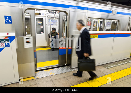 U-Bahn-Bahnsteig Suidobashi, Tokio, Japan, hat Schutztüren, die sich öffnen, nur wenn Zug ankommt. Stockfoto