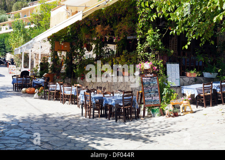 Tische und Stühle vor typischen Taverne Restaurant in Ag Agios Agios Nikitas Lefkada Lefkas griechischen Insel Griechenland Stockfoto