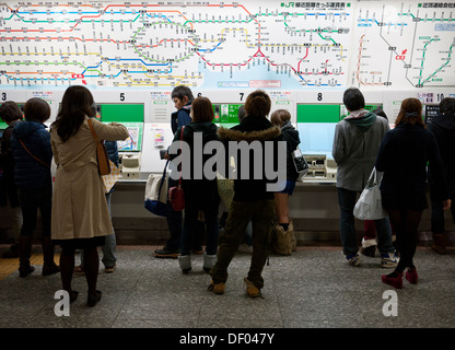 Masse der Leute kaufen Fahrkarten an Automaten am Bahnhof JR Yokohama, Präfektur Kanagawa, Japan. Stockfoto