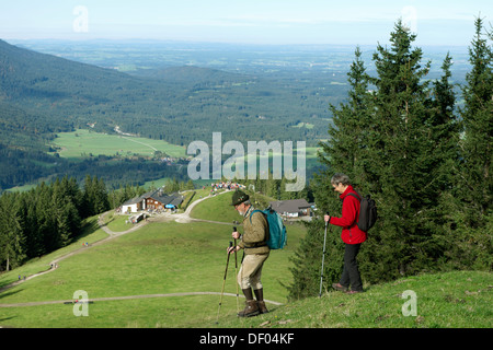 Wanderer zu Fuß auf einem Pfad von Mittleres Hoernle Berg zum Lechrain, vorbei an Hoernlehuette Berghütte, Ammergauer Alpen Stockfoto