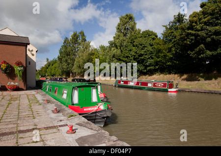 Narrowboats vertäuten an Devizes Wharf, Kennet und Avon Kanal, Devizes, Wiltshire, England, Großbritannien Stockfoto