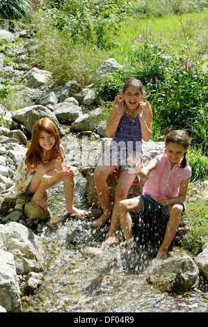 Mädchen spielen und planschen mit Wasser, Wasser kämpfen, Kräuter-Erlebnis-Park Freizeitpark Kraut, Bad Heilbrunn, Loisachtal Stockfoto