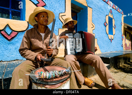Traditionelle Musiker spielen ein Akkordeon und eine Trommel, Basotho Cultural Village, Golden Gate Nationalpark, Freistaat Stockfoto