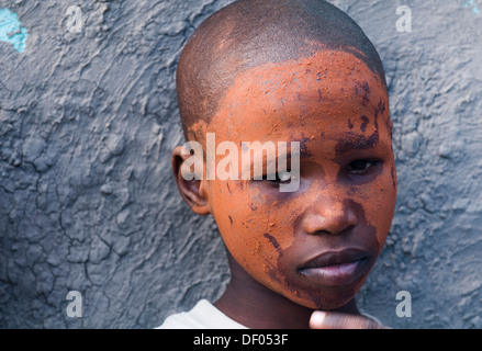 Xhosa junge verschmiert mit Lehm, Porträt, während der Sangoma oder Zauberer Festival, Wild Coast, Eastern Cape, Südafrika Stockfoto