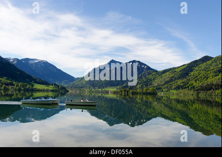 Boote am See Schliersee im Frühjahr, Brecherspitze Berg auf der Rückseite, Bayern, Oberbayern Stockfoto